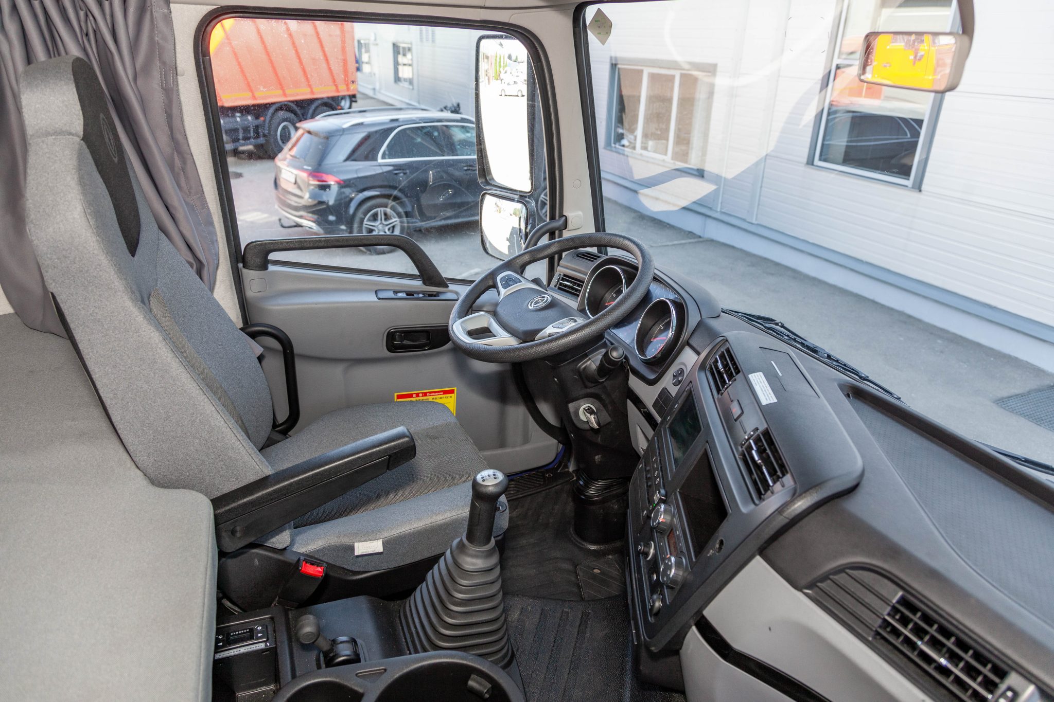 Dongfeng dfh4180. Салон донг фенг фото. Донфенг kx. Dongfeng ax7 салон. Салон донг фенг фото.